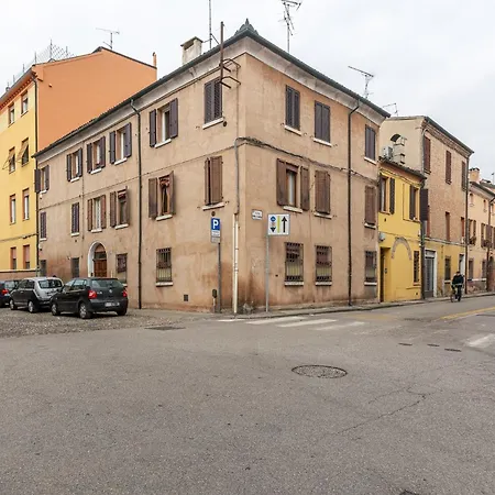 Guesthost - Porta San Pietro Lovely Flat Ferrara