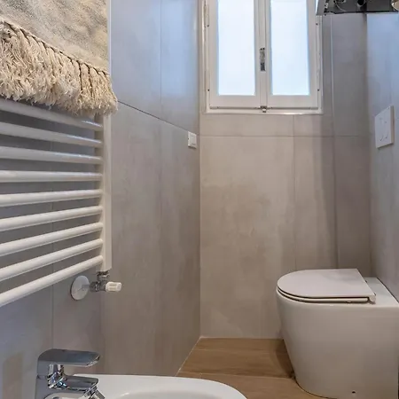 Guesthost - Porta San Pietro Lovely Flat Φεράρα