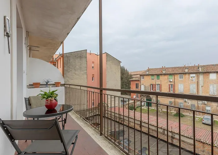 Guesthost - Porta San Pietro Lovely Flat Φεράρα