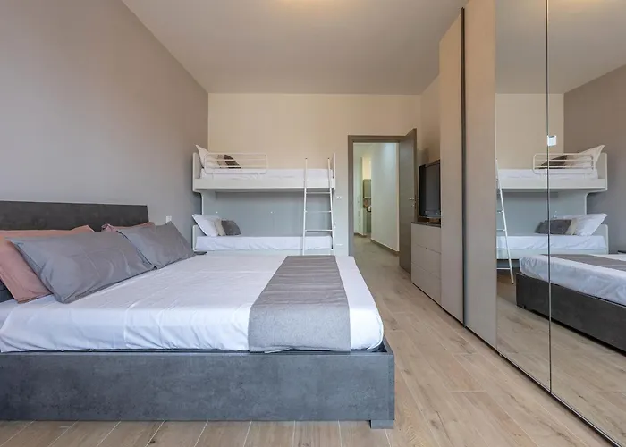 Guesthost - Porta San Pietro Lovely Flat Φεράρα